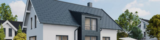 Rodinný dom so sedlovou strechou obloženou falcovanými škridlami PREFA R.16 a s fasádnymi panelmi FX.12 vo farbe P.10 antracitová 
