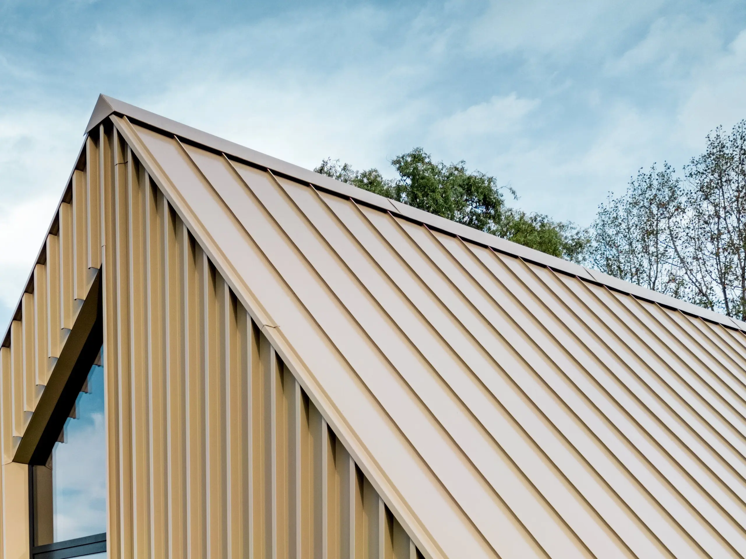 PREFA Falzonal Fassade im Farbton Neukupfer