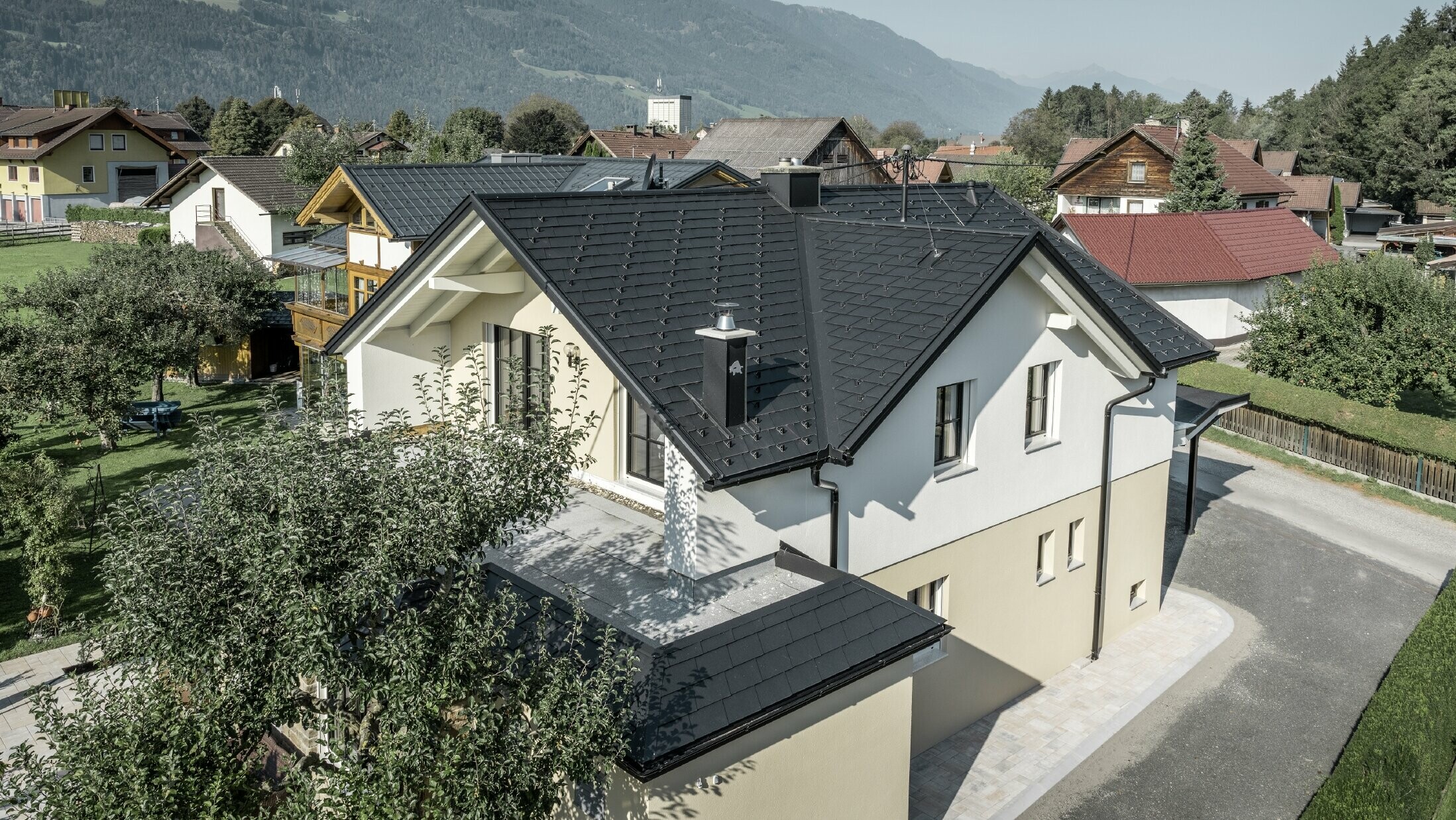 Tradičný rodinný dom so sedlovou strechou a veľkým vikierom, čerstvo zrekonštruovaný. Strecha je pokrytá čiernymi strešnými šindľami PREFA.