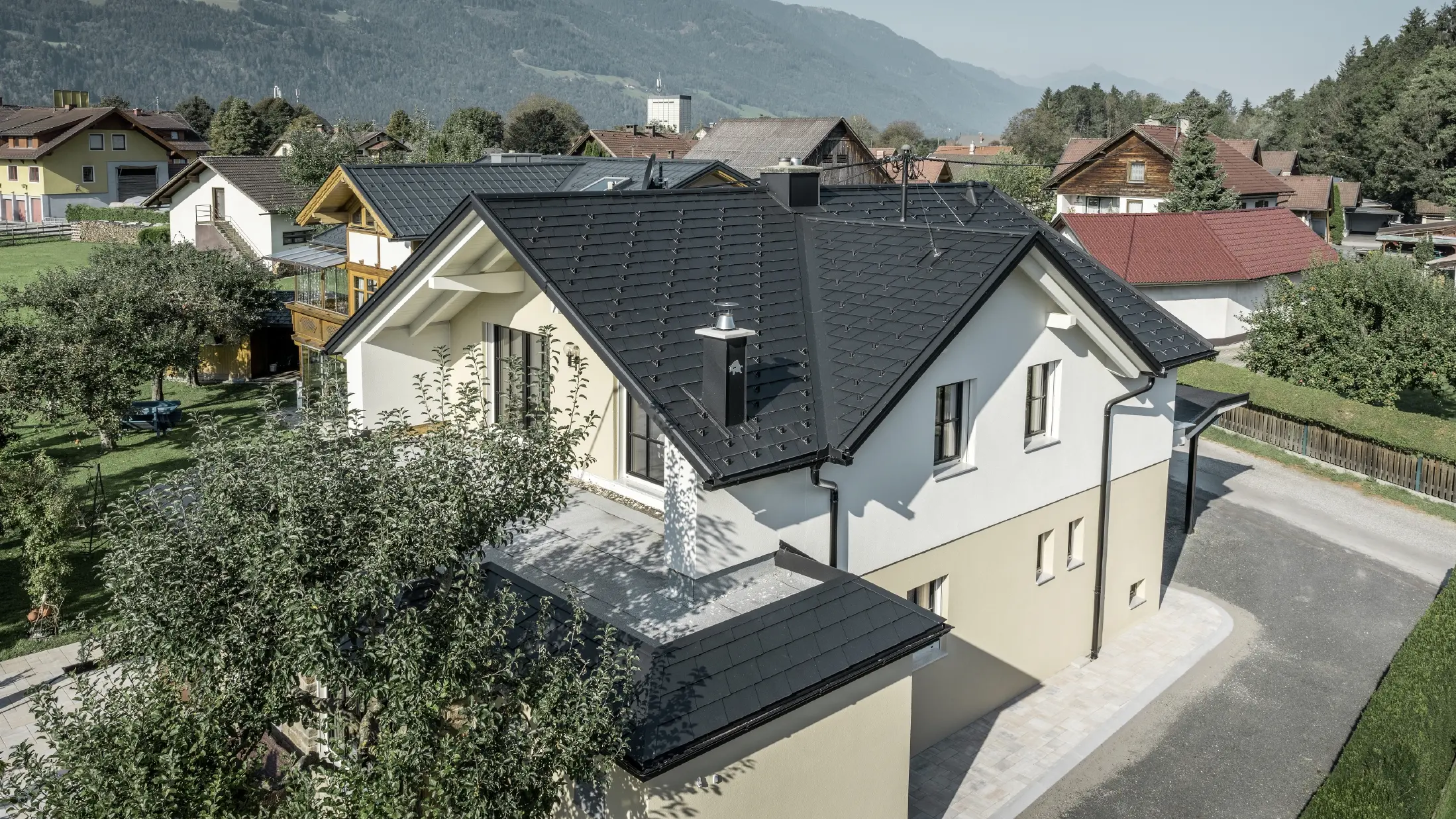 Tradičný rodinný dom so sedlovou strechou a veľkým vikierom, čerstvo zrekonštruovaný. Strecha je pokrytá čiernymi strešnými šindľami PREFA.