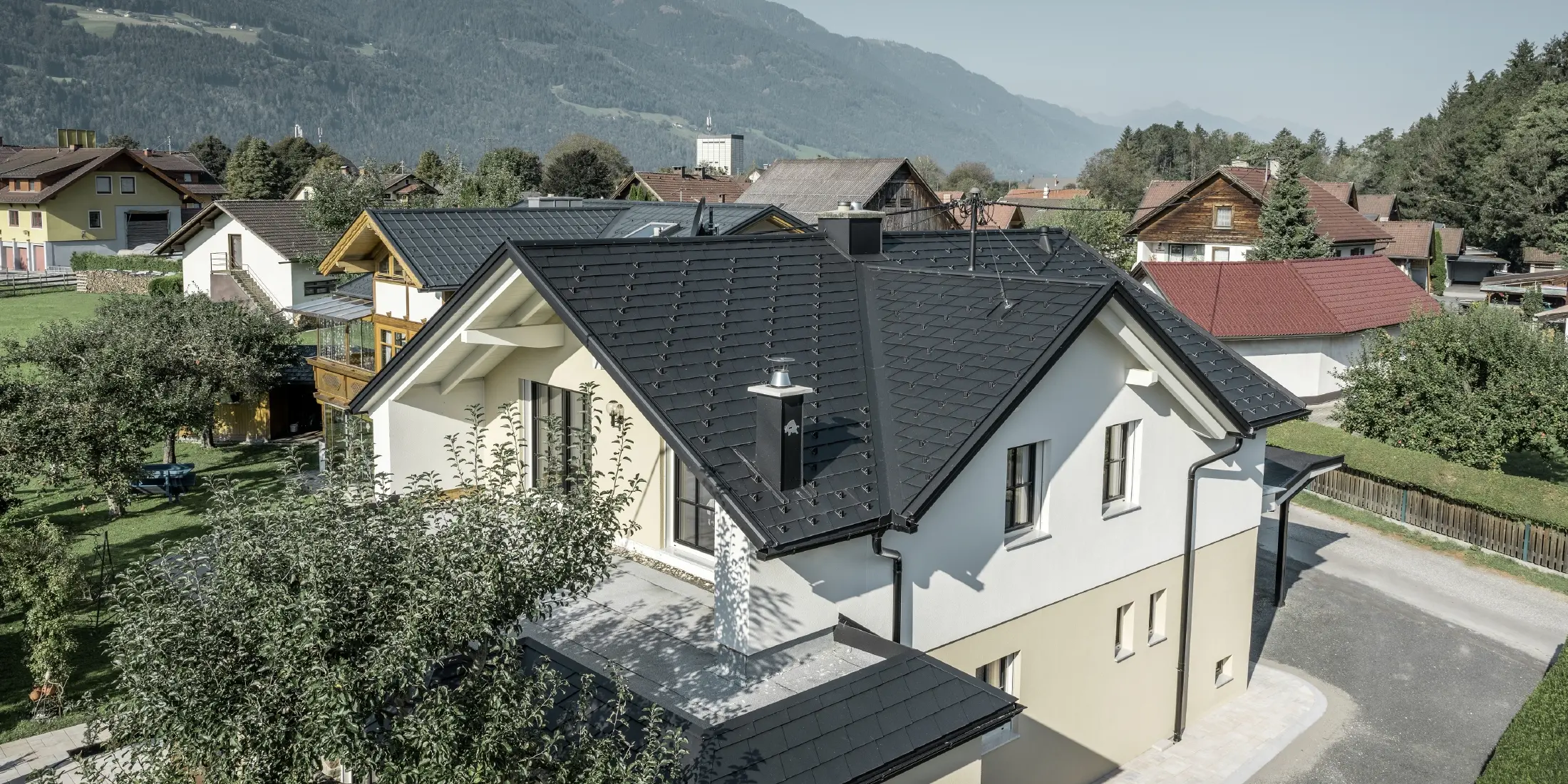 Tradičný rodinný dom so sedlovou strechou a veľkým vikierom, čerstvo zrekonštruovaný. Strecha je pokrytá čiernymi strešnými šindľami PREFA.