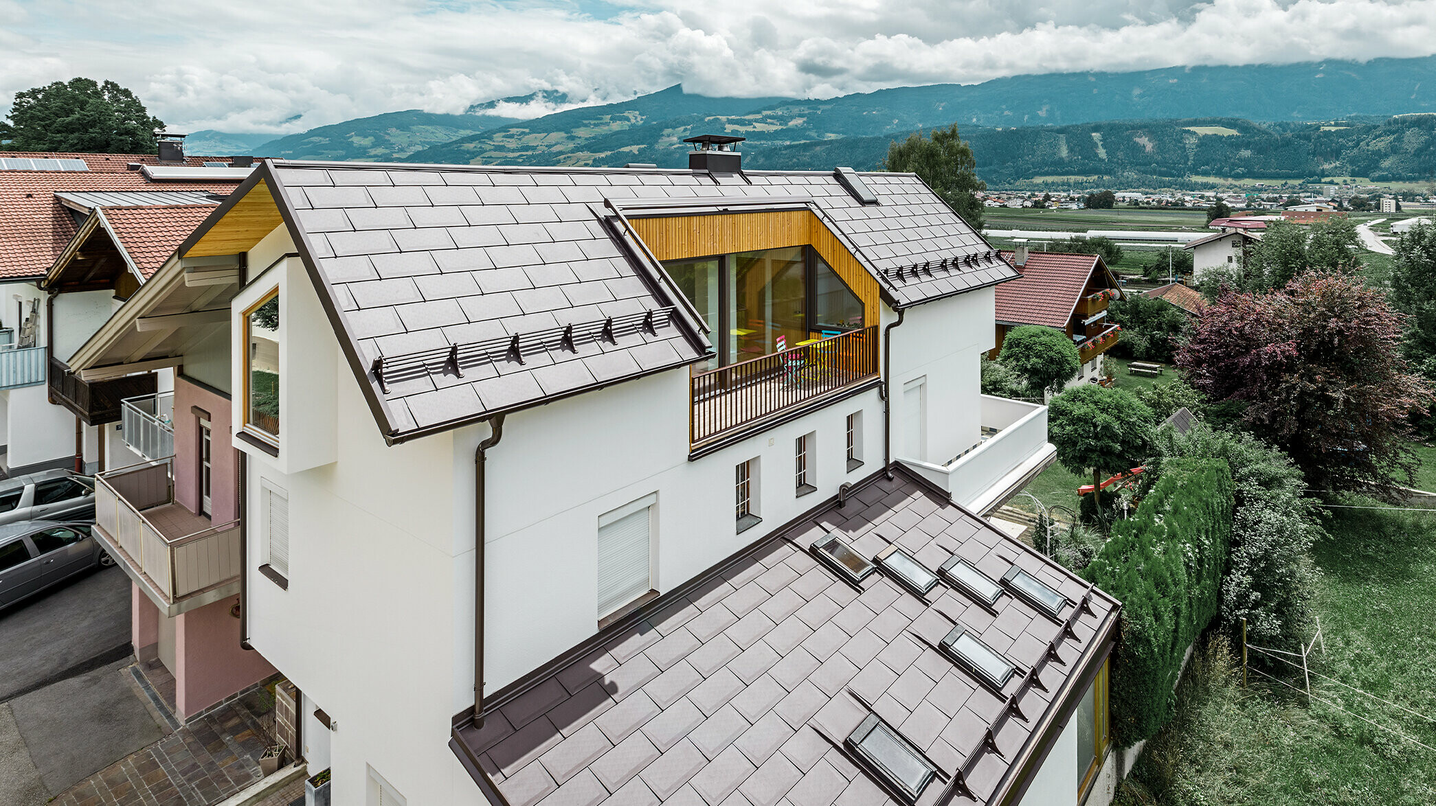 Das neue Wohnhaus in Thaur wurde mit der neuen Dachplatte R.16 von PREFA in Braun eingedeckt.