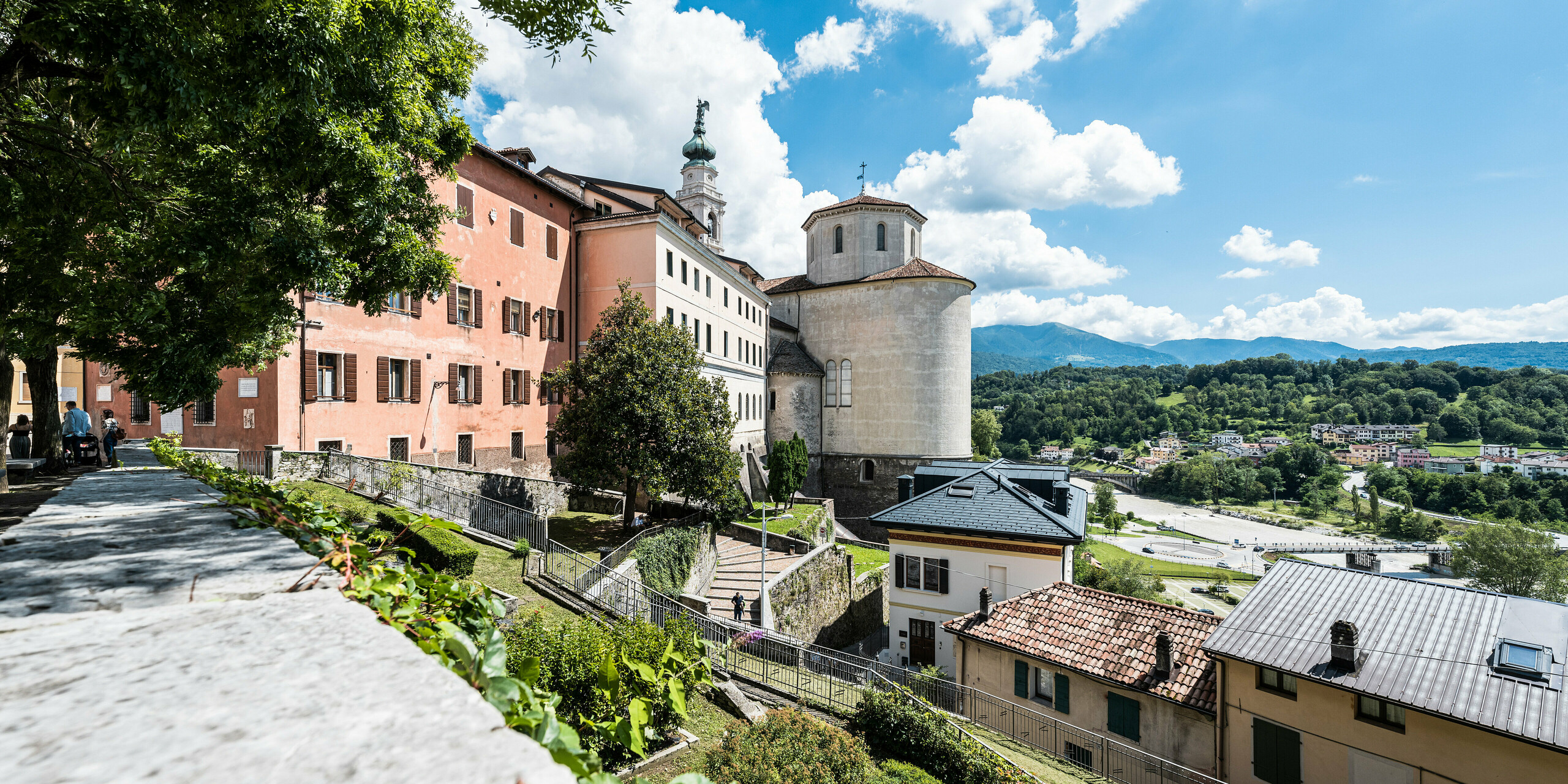 Historické mestečko Belluno, ktoré sa vyznačuje súhrou kultúry a prírody, s pohľadom na jemne zrekonštruovanú budovu s hliníkovými šindľami PREFA v antracitovej farbe, ktorá elegantne zapadá do malebnej talianskej horskej krajiny. Autenticitu miesta s úctou dopĺňa rekonštrukcia, ktorá zachováva historickú štruktúru budovy a zavádza moderné, odolné materiály, ako sú strešné šindle PREFA.