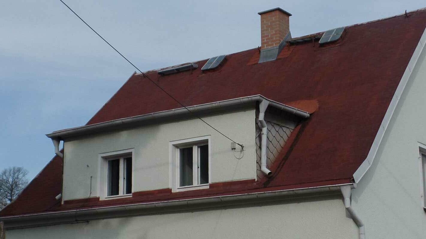 Objekty s pultovými vikiermi pred rekonštrukciou s použitím PREFA falcovaných šindľov 