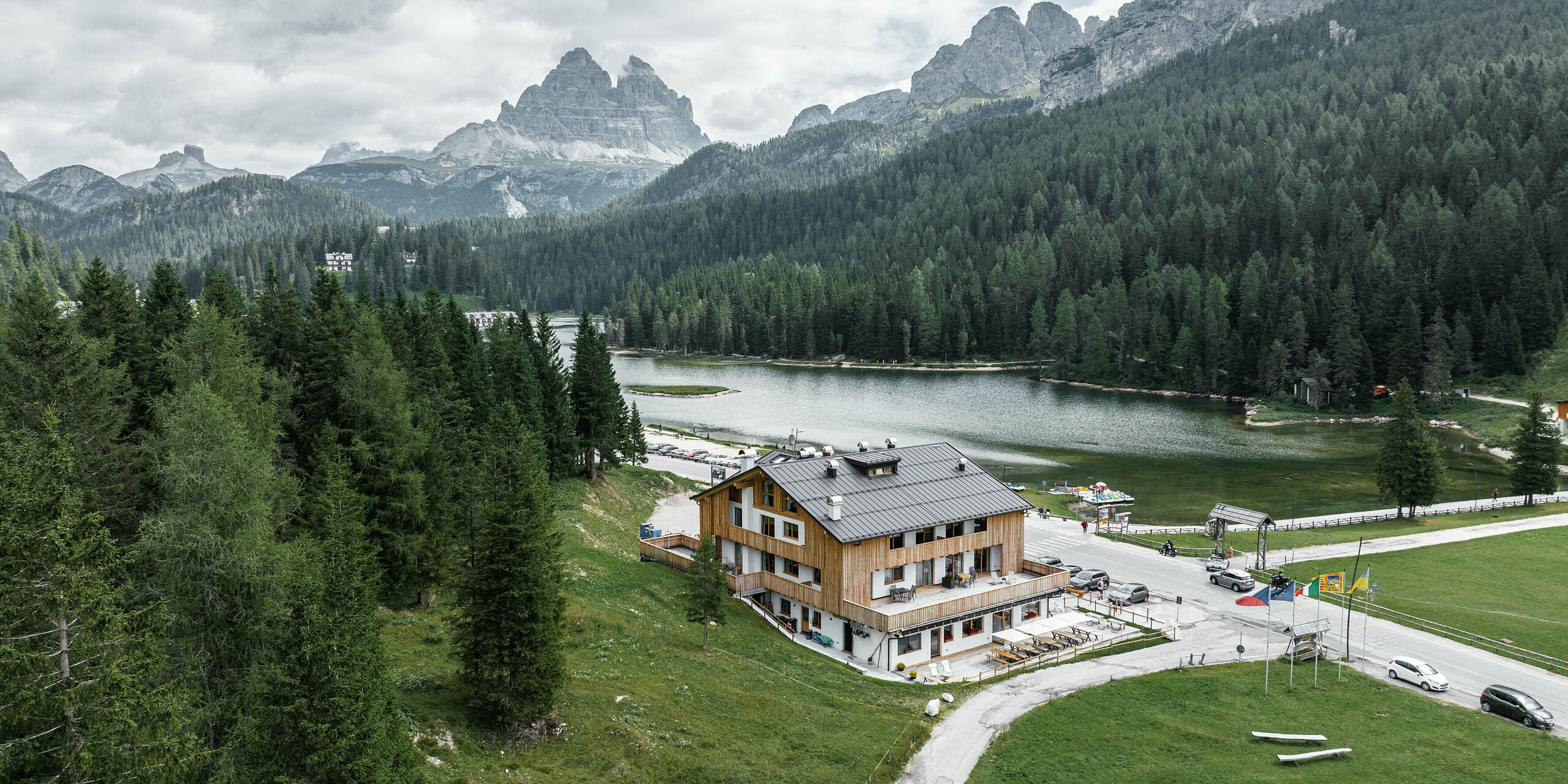 Malebná chata "Alpenrose" v idylickom horskom prostredí, vybavená odolnou strechou PREFALZ v elegantnej orieškovohnedej farbe P.10. Robustná, matná strecha PREFA dokonale ladí s prírodnou drevenou fasádou chaty, poskytuje optimálnu ochranu pred poveternostnými vplyvmi a dokonale zapadá do alpského prostredia.