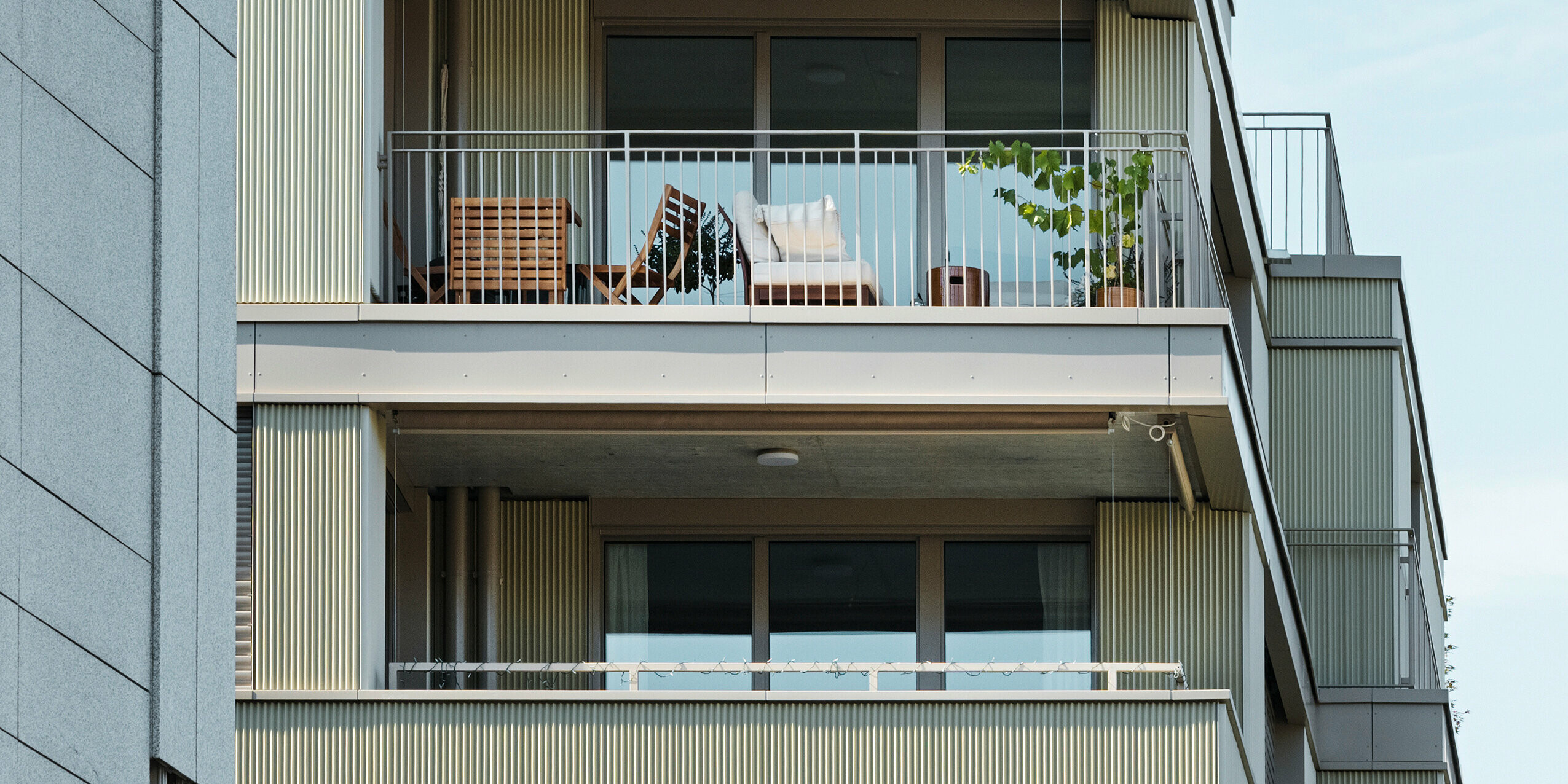 Moderná obytná budova „Stetterhaus“ v Altstetten, Zürich je zahalená do unikátnej fasády – prelamovaného profilu PREFA v špeciálnej farbe perleťová metalická.
