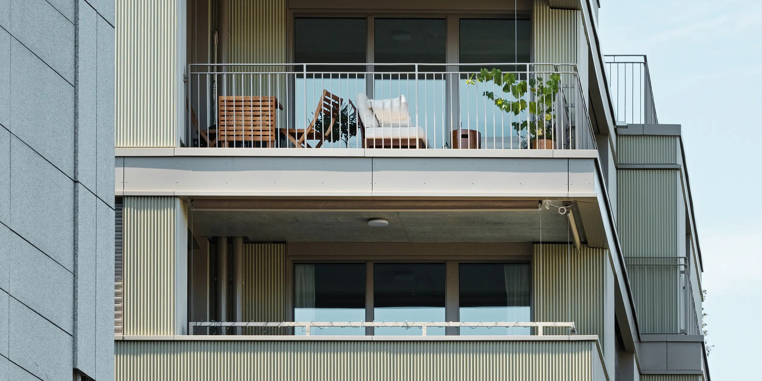 Moderná obytná budova „Stetterhaus“ v Altstetten, Zürich je zahalená do unikátnej fasády – prelamovaného profilu PREFA v špeciálnej farbe perleťová metalická.