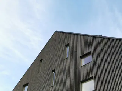 Celkový pohľad na drevenú fasádu s oplechovaním ostení okien Prefalz.