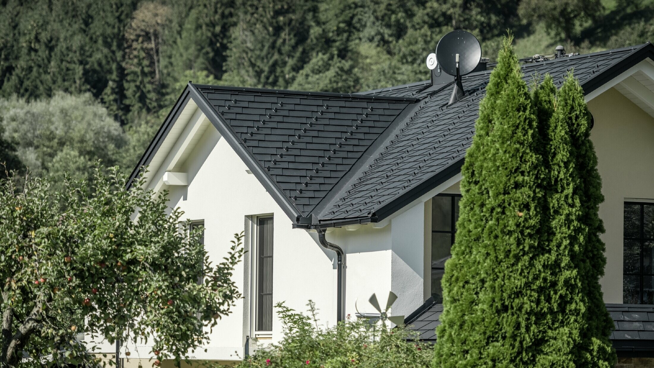 Zrekonštruovaná strecha s hliníkovým šindľom PREFA vo farbe P.10 čierna s úžľabím