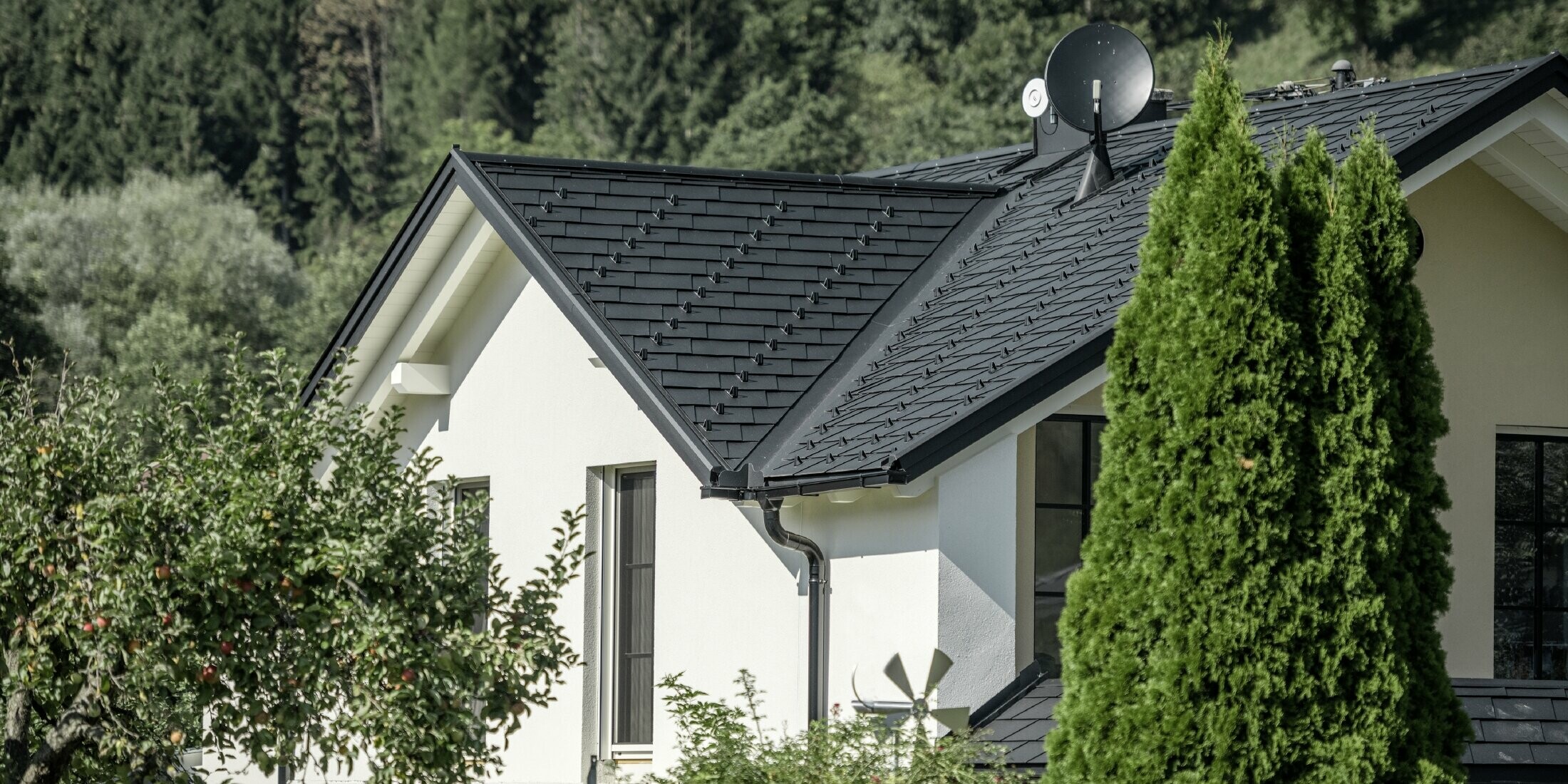 Zrekonštruovaná strecha s hliníkovým šindľom PREFA vo farbe P.10 čierna s úžľabím