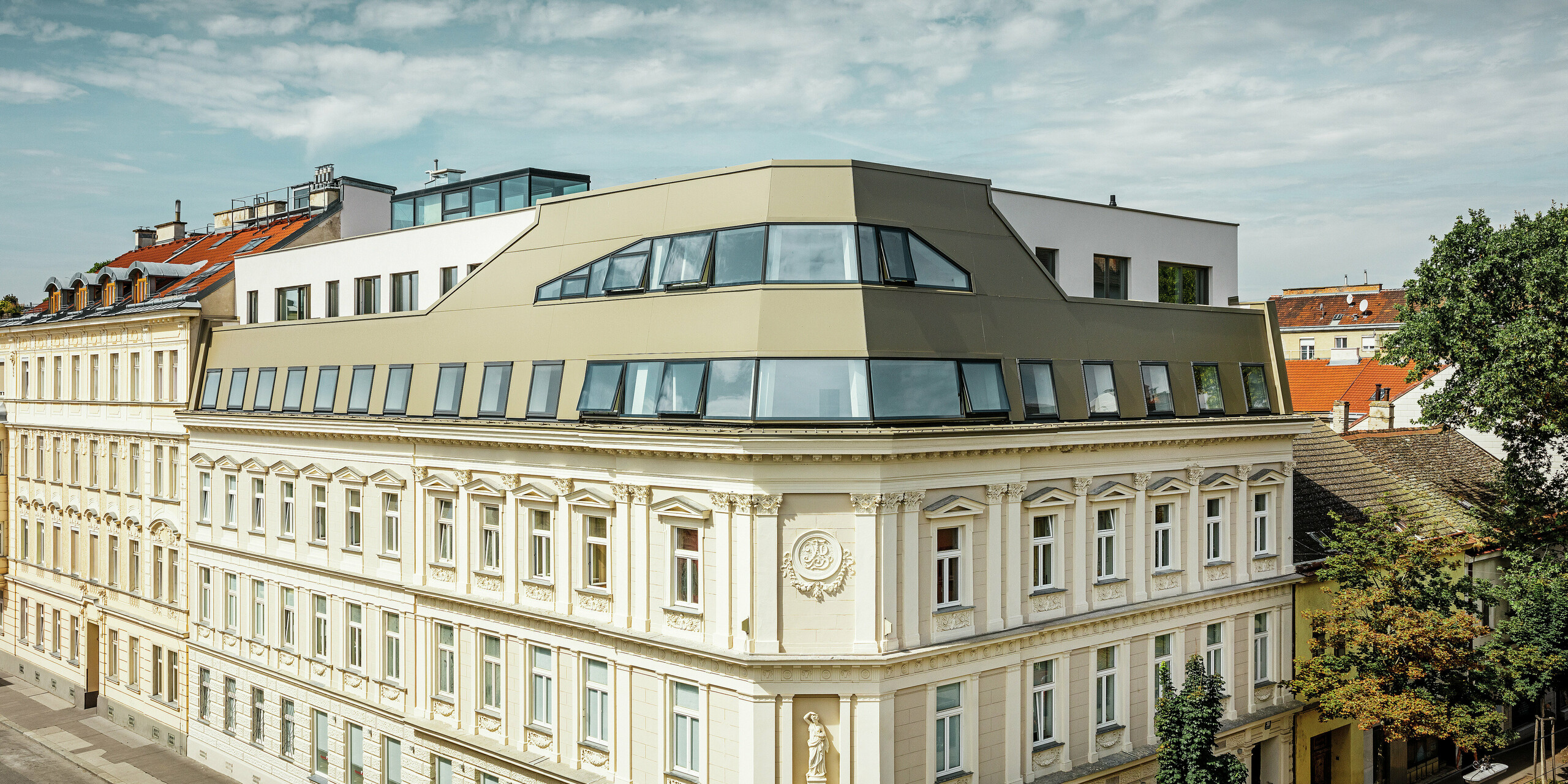 Vybudovanie strešnej nadstavby na Schloßhofer Straße vo Viedni s hliníkovým kompozitným panelom PREFA v bronzovej farbe