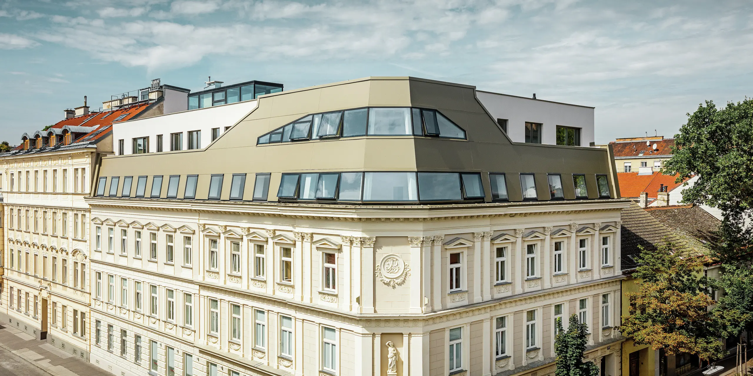 Vybudovanie strešnej nadstavby na Schloßhofer Straße vo Viedni s hliníkovým kompozitným panelom PREFA v bronzovej farbe