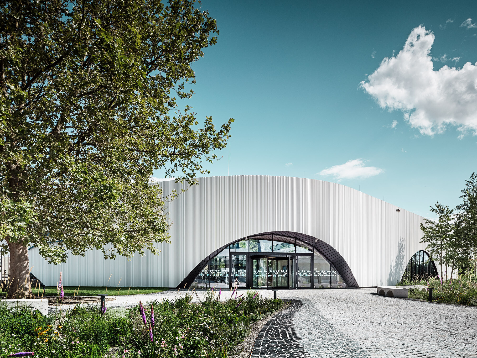 Bežný pohľad na reštauráciu Walters s jedným z jej oblúkových okien uprostred zelene.