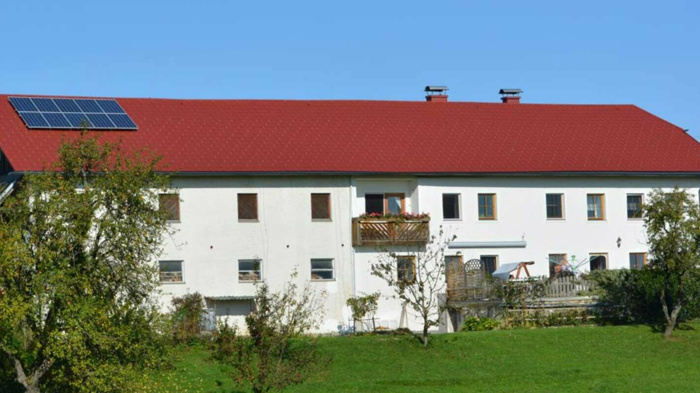 Gazdovský dom v Rakúsku po rekonštrukcii strechy s použitím PREFA falcovaných škridiel - pôvodne vláknocementová krytina Eternit 