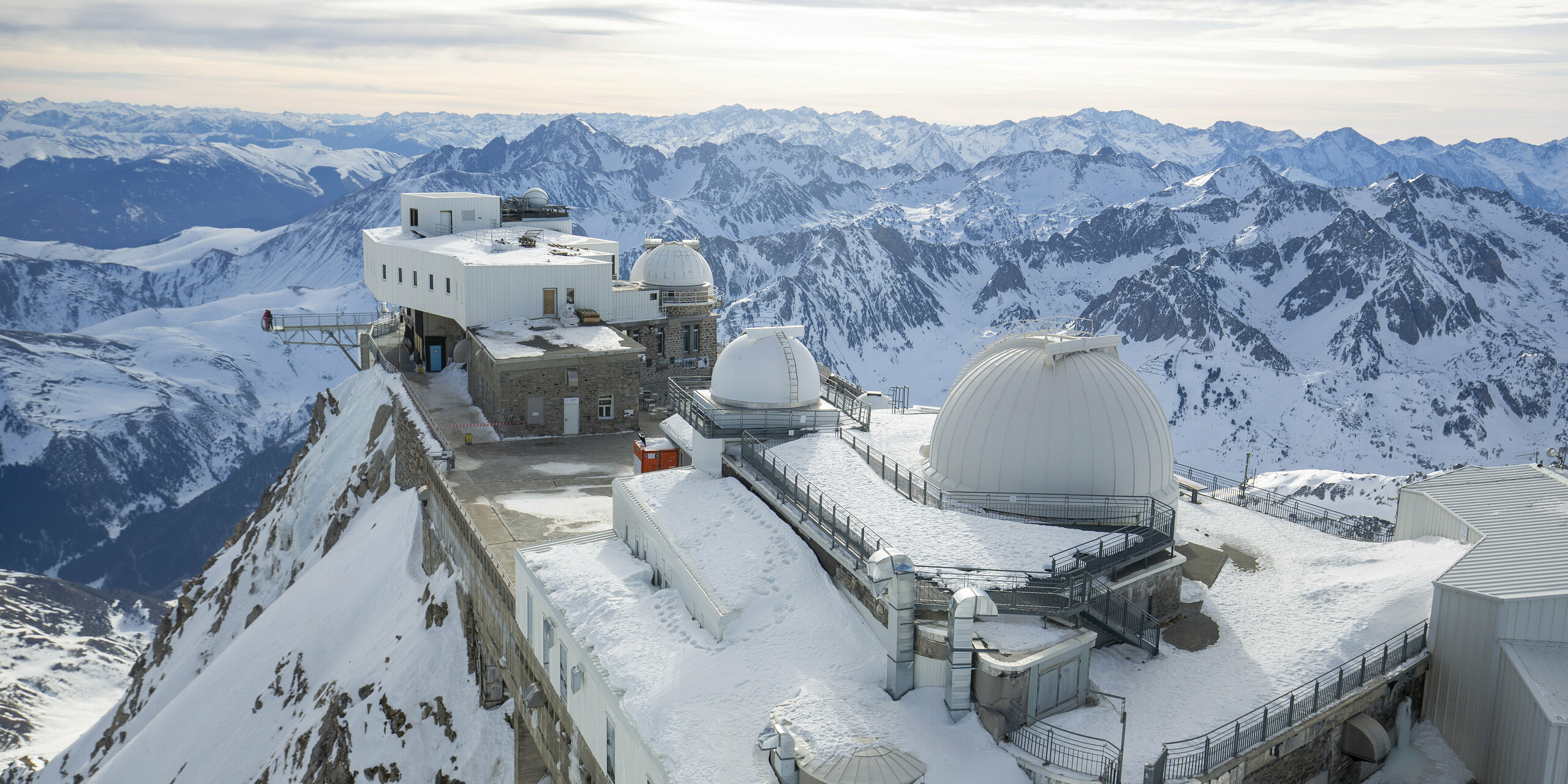 Observatórium Midi-Pyrénées, ktoré sa nachádza na zasneženom vrchole hory, ukazuje svoju značne zrekonštruovanú a rozšírenú štruktúru. Fasáda hlavnej budovy je opláštená PREFALZ vo farbe P.10 čisto biela, ktorá je ideálna vzhľadom na extrémne vysokohorské podmienky. Vidno niekoľko kupol hvezdárne a moderné prístavby. V pozadí sa majestátne rozprestierajú okolité zasnežené Pyreneje. Robustný strešný a fasádny systém PREFALZ zaujme rôznymi vlastnosťami. Okrem iného presvedčila extrémna robustnosť a nízka hmotnosť