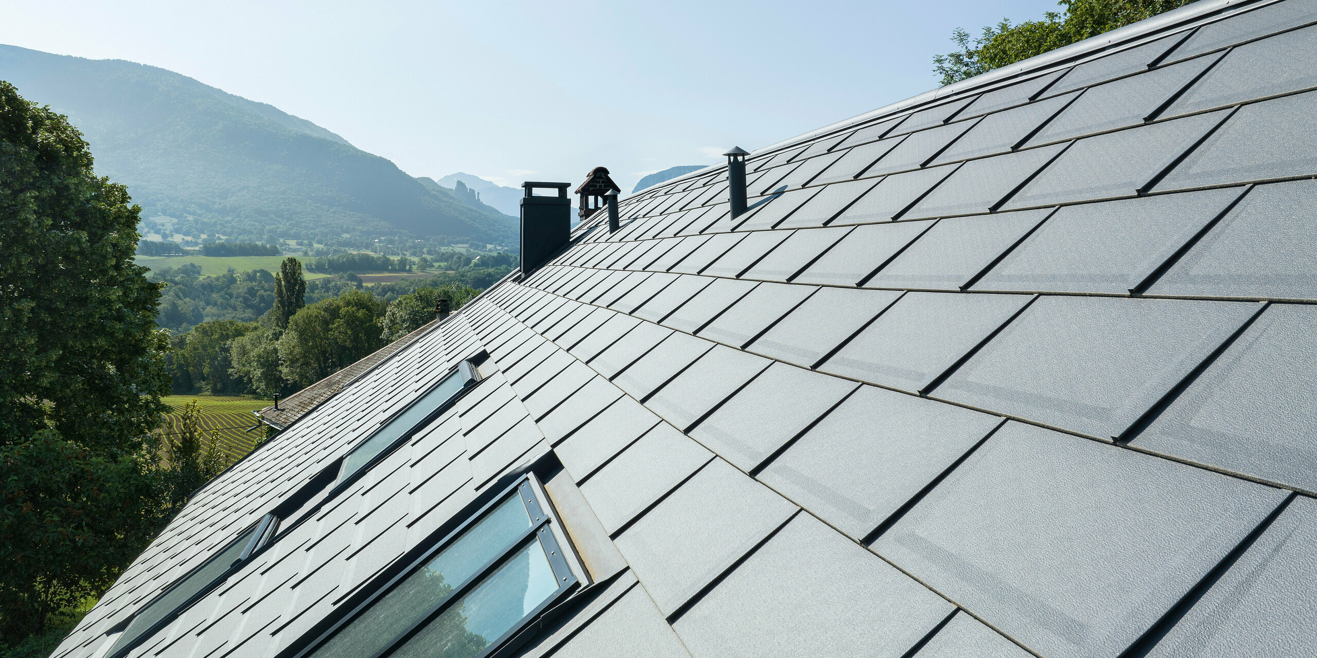 Strešný panel PREFA R.16 vo farbe P.10 tmavošedá bol použitý na renováciu starej farmy v Département de la Haute-Savoie (Francúzsko).
