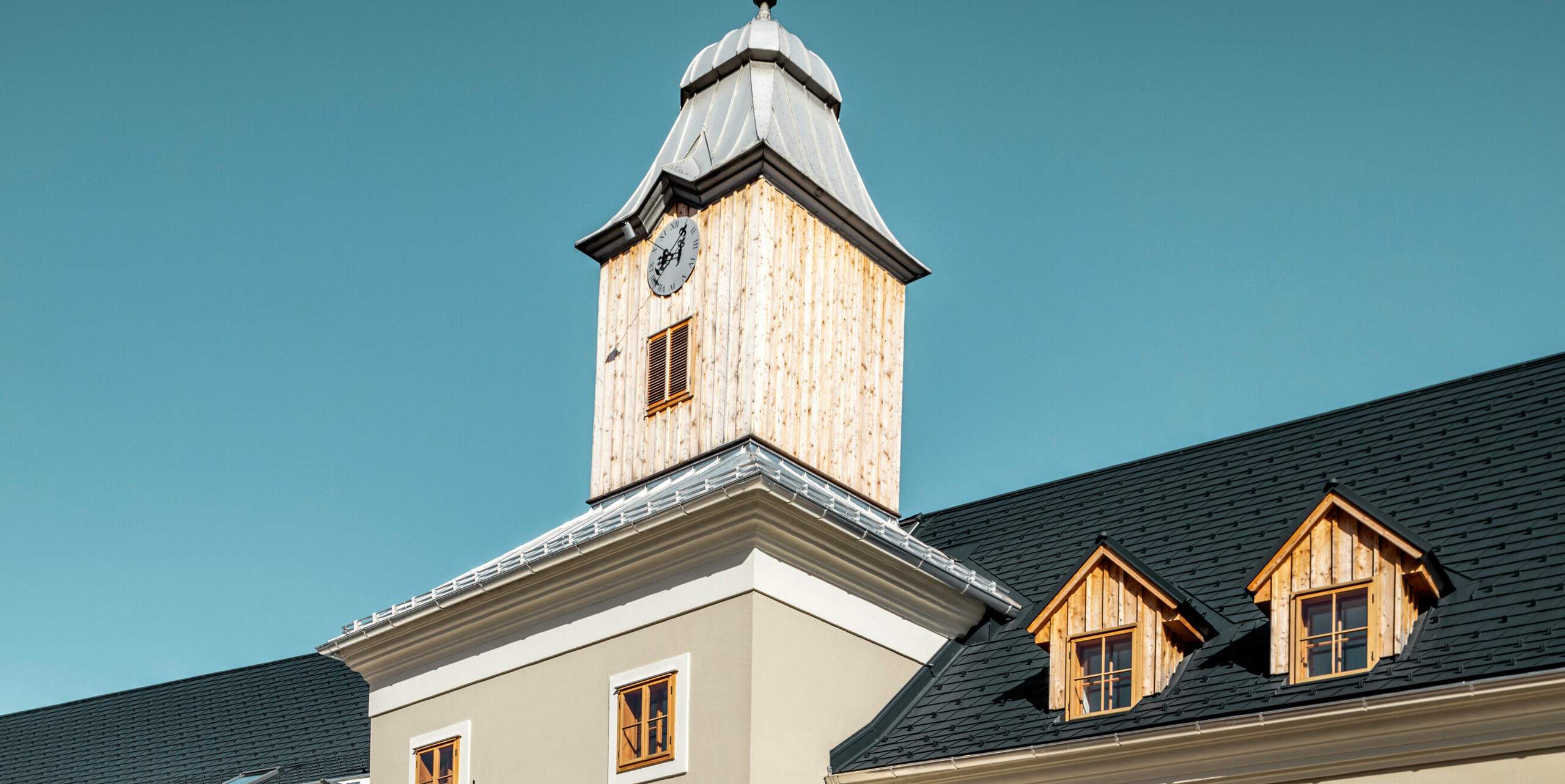 Strecha hotela Glockenturm v Marktli pri Lilienfelde bola pokrytá strešným šindľom PREFA v antracitovej farbe P.10. Systém odvodnenia strechy budovy bol zachovaný v pôvodnom odtieni prírodný hliník. Neďaleko hotela Glockenturm sa nachádza hostinec Leopold. Aj budova hostinca bola pokrytá výrobkami PREFA.