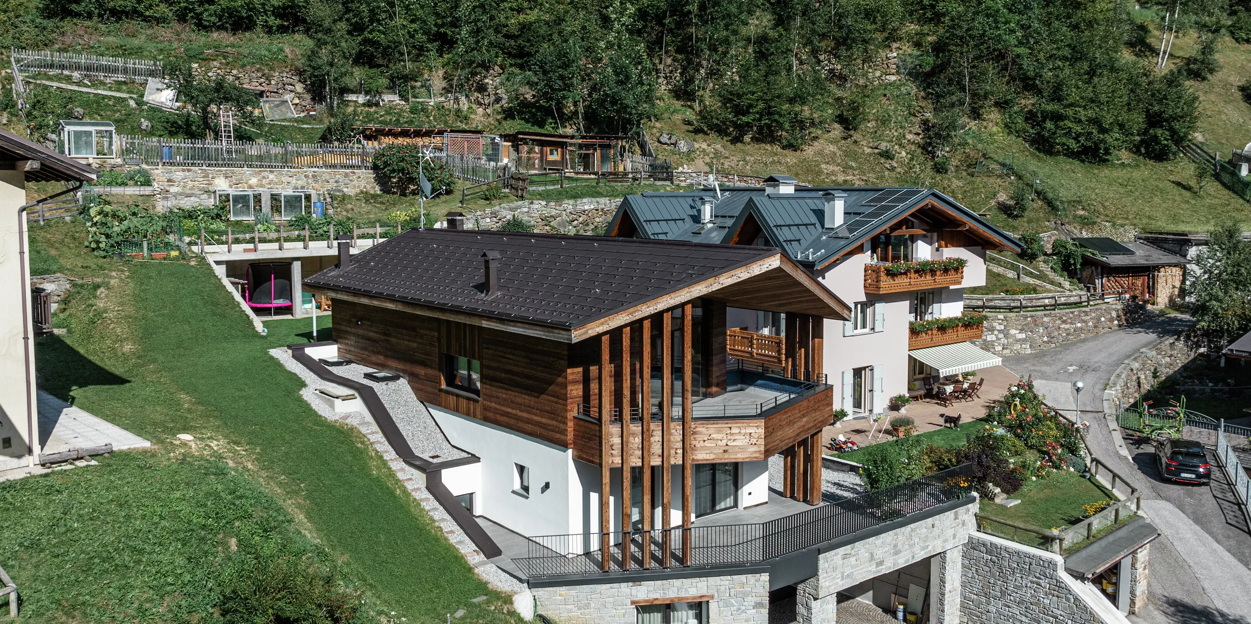 Priečelie modernej horskej chaty v Cogolo v údolí Val di Sol zaujme kombináciou drevenej architektúry a odolnej hliníkovej strechy PREFA s kvalitnou povrchovou úpravou P.10 Brown. Strešný panel R.16 z vysokokvalitného plechu poskytuje spoľahlivú ochranu pred extrémnymi poveternostnými podmienkami a harmonicky zapadá do alpského prostredia. Odolné, elegantné a na údržbu nenáročné riešenie pre náročné horské oblasti.