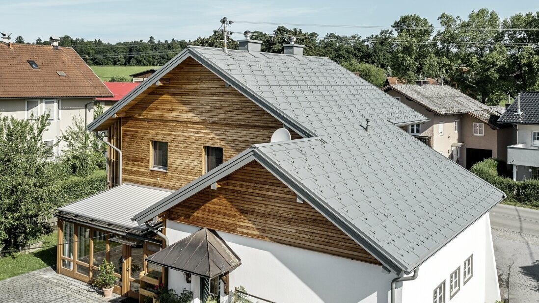 Neu saniertes Dach mit der PREFA Dachplatte R.16 in P.10 Hellgrau