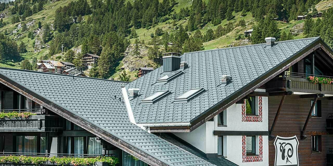 Hotel Alpenhof v Zermatte v pozadí s Matterhornom, balkóny, fasáda z tmavého dreva a hliníková strecha PREFA v antracitovej farbe