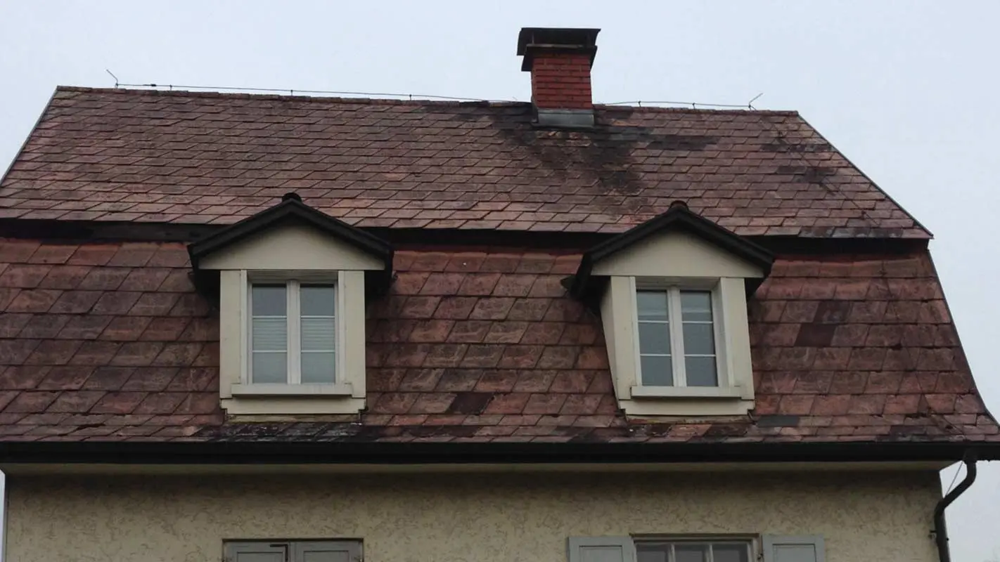 Manzardová strecha pred rekonštrukciou vrátane obloženia vikiera s použitím PREFA falcovaných škridiel 
