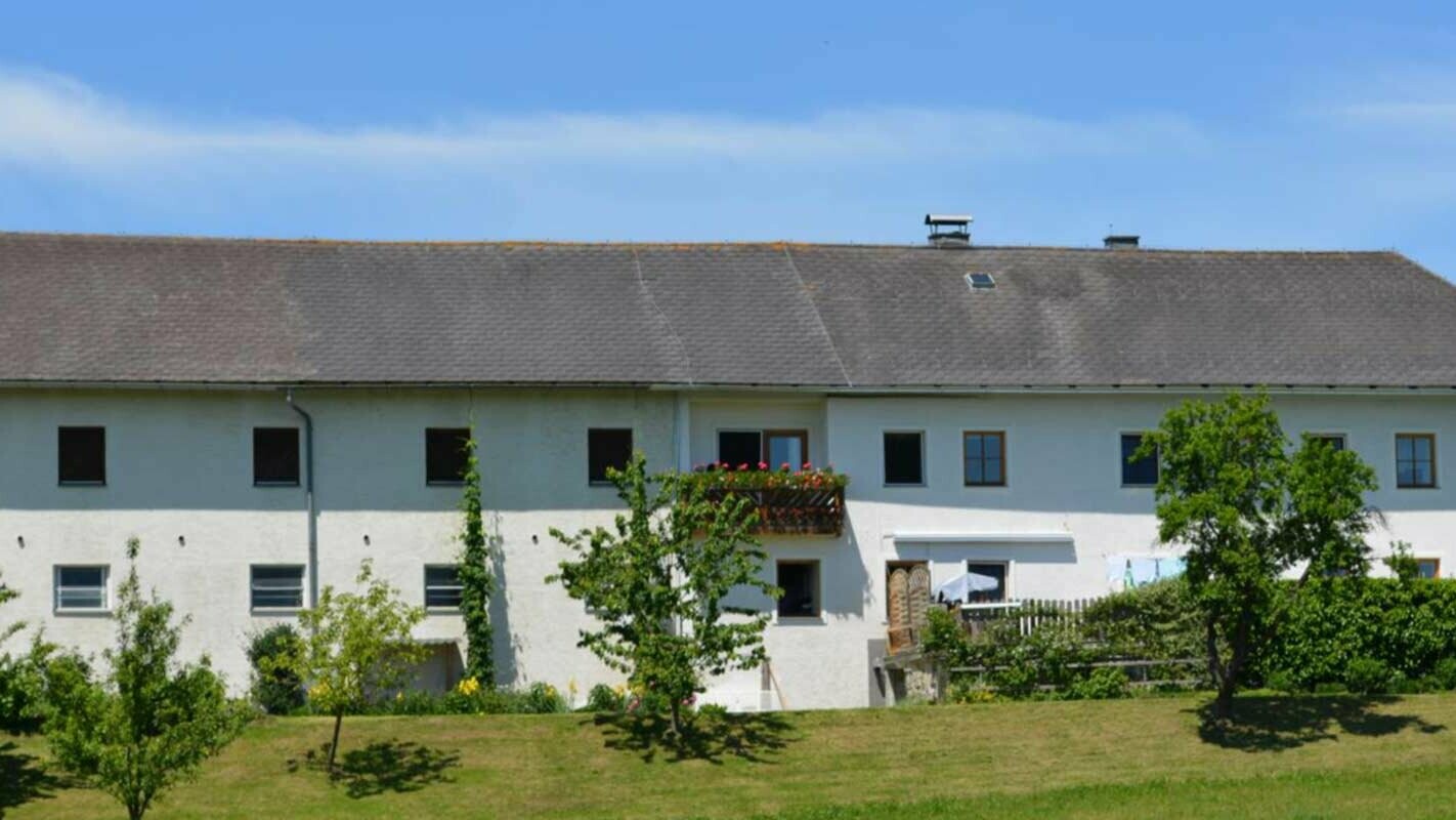 Dom v Rakúsku pred rekonštrukciou strechy s použitím PREFA falcovaných škridiel - pôvodne vláknocementová  krytina Eternit 