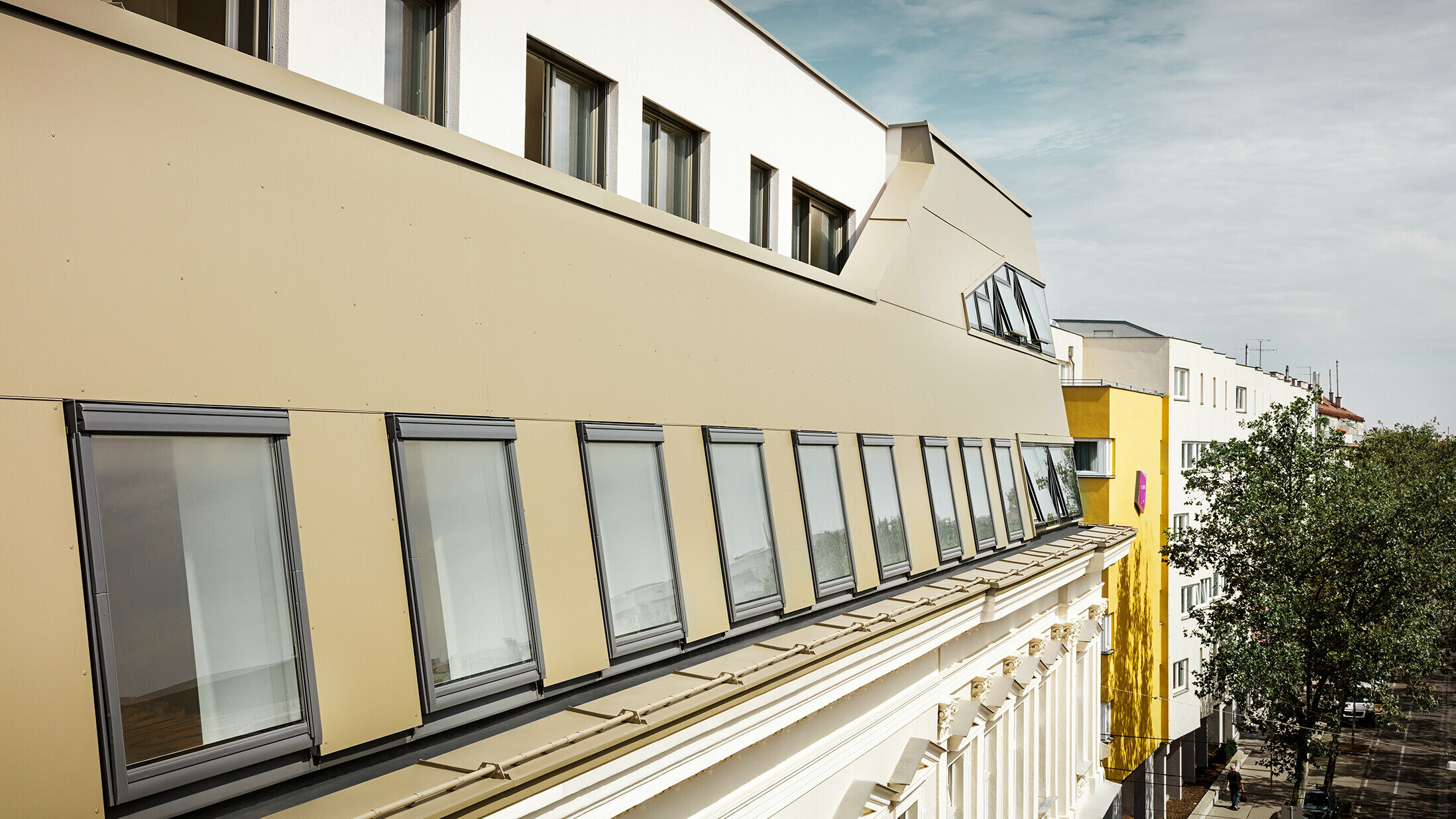 Vybudovanie strešnej nadstavby na Schloßhofer Straße vo Viedni s hliníkovým kompozitným panelom PREFA v bronzovej farbe