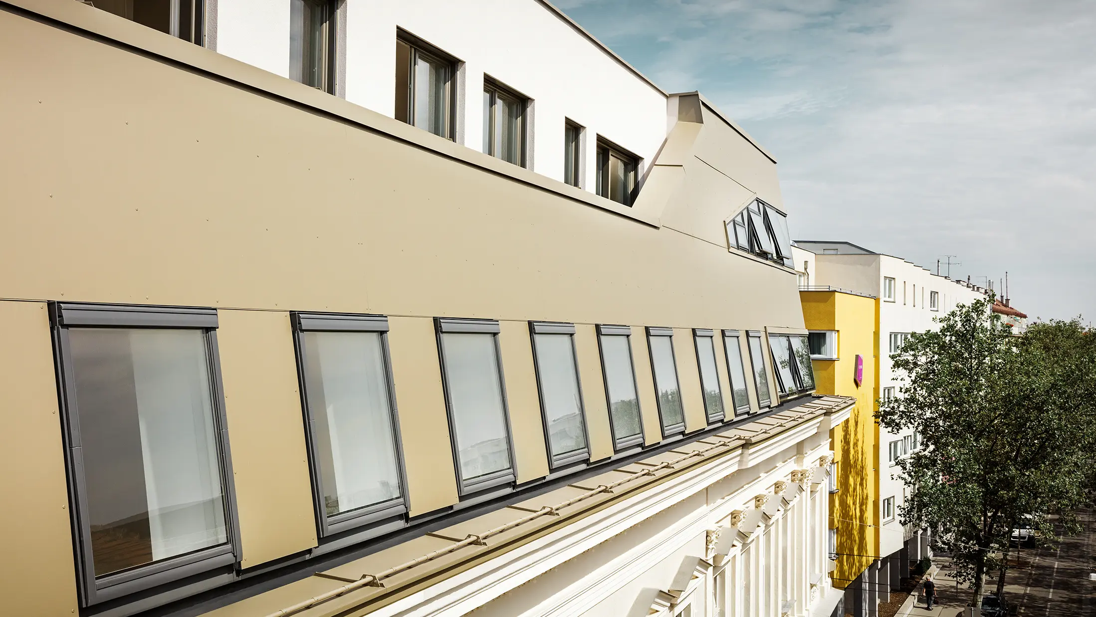 Vybudovanie strešnej nadstavby na Schloßhofer Straße vo Viedni s hliníkovým kompozitným panelom PREFA v bronzovej farbe