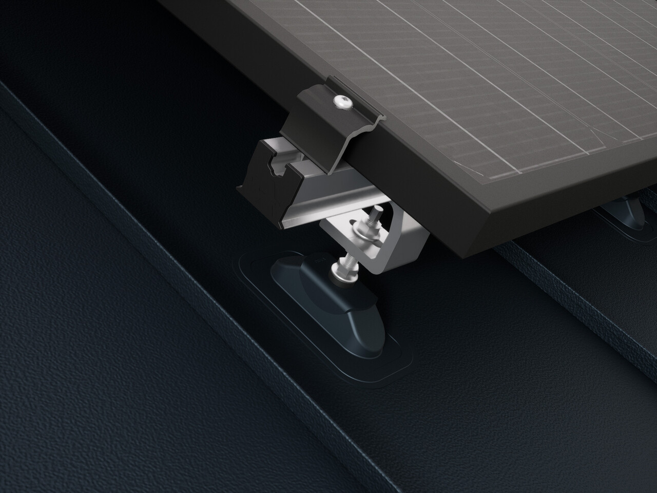 Detailný pohľad na solárny držiak PREVARIO Sunny namontovaný na streche PREFALZ, ktorá nesie profilový nosník. Solárny modul bol upevnený na profilový nosník pomocou koncovej spojky modulov PREVARIO.