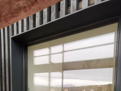 Oplechovanie okna Prefalzom v drevenej fasáde.