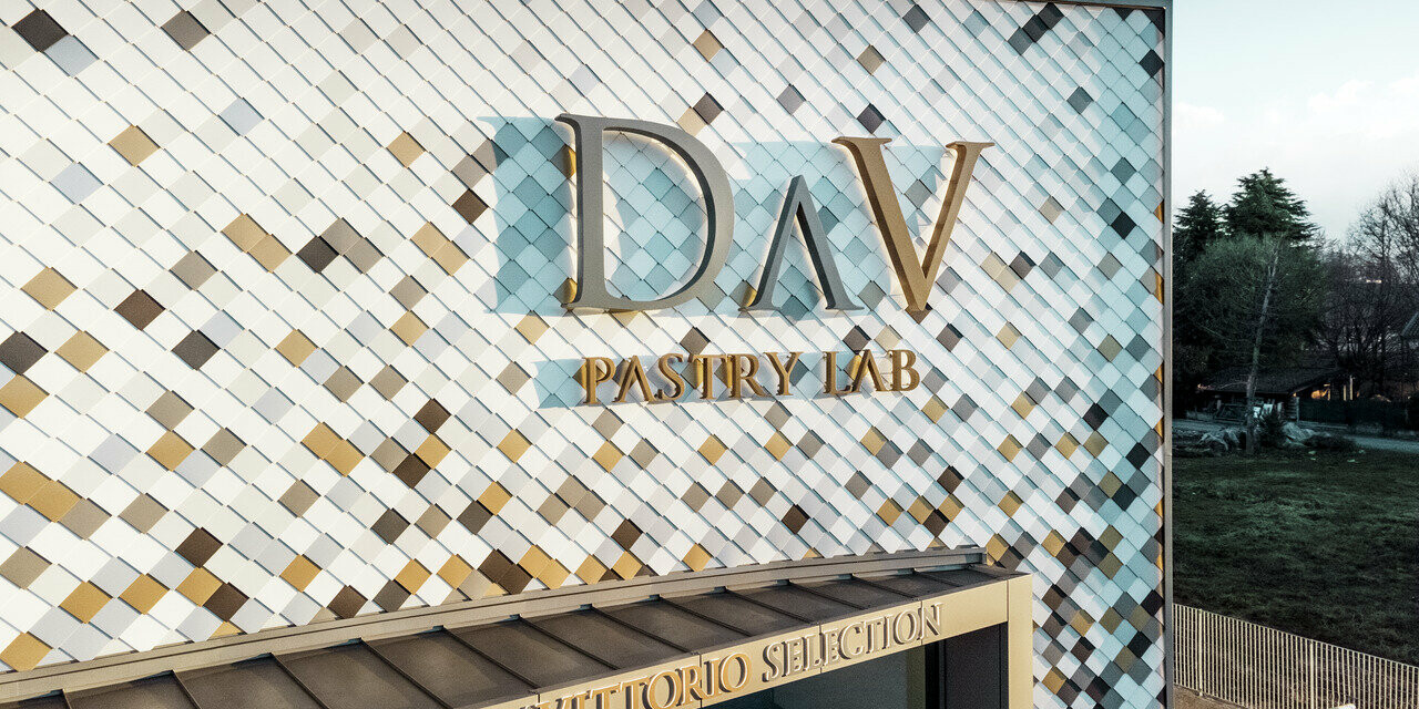 Firemné budovy z DAV Pastry Lab v Bergame s bodkovanou fasádou z fasádnych šablón vo farbách P.10 hnedá, bronzová, P.10 tmavošedá, majská zlatá, prírodný hliník, P.10 prefa biela a P.10 čistá biela 