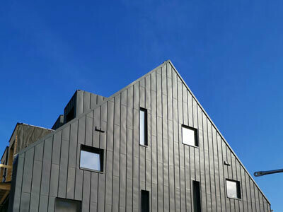 Hotová fasáda prefalz na slnku s plachtou.