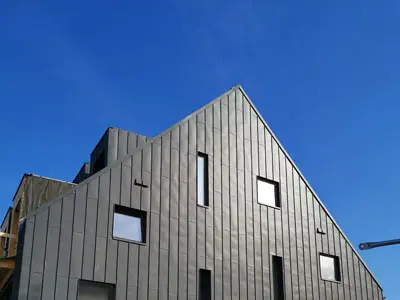 Hotová fasáda prefalz na slnku s plachtou.