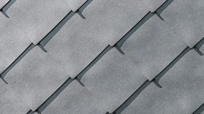 Detailná snímka PREFA hliníkových fasádnych šablón 44 × 44 vo farbe P.10 kamenná šedá