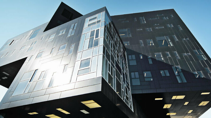 Ekonomická univerzita vo Viedni s PREFA hliníkovými kompozitnými panelmi v čiernej farbe                                  
