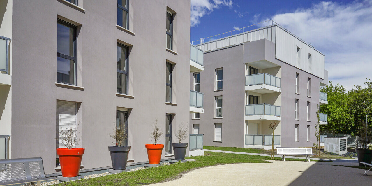 PREFALZ vo farbe P.10 čistá biela a P.10 svetlošedá na streche a častiach fasády obytného komplexu Vila Nava vo Villenave-d'Ornon