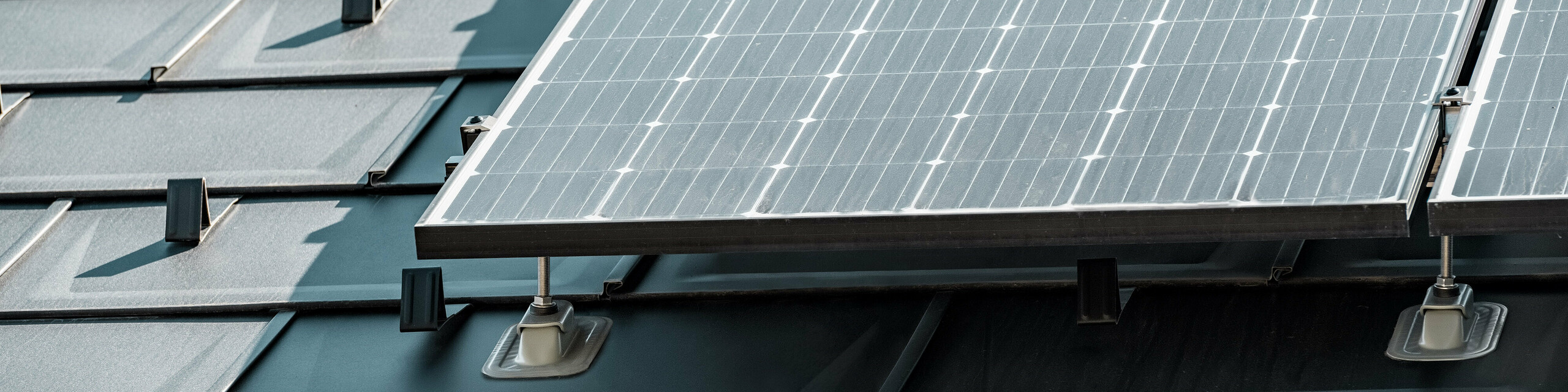 Detailansicht des PREFA Solarmontagesystems.