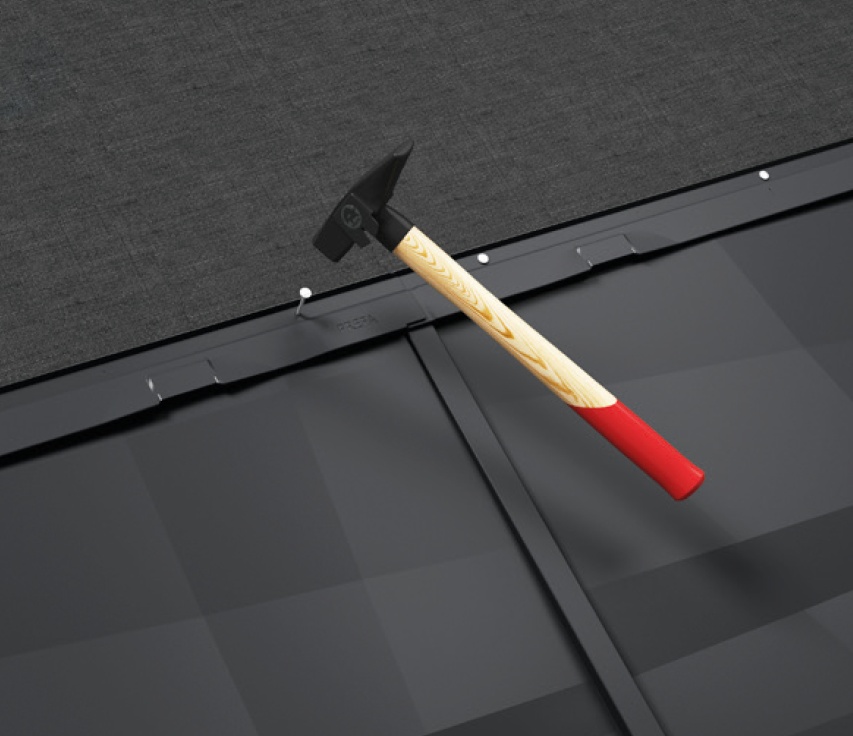 PREFA strešný panel FX.12 sa upevňuje na výrobku prostredníctvom príponkovej lišty pomocou klincov na spodnej konštrukcii.