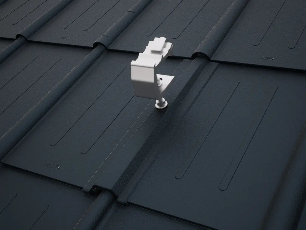 Detailný pohľad na solárny držiak PREVARIO Sunny špeciál, namontovaný na tmavej streche pokrytej falcovanými škridlami PREFA.