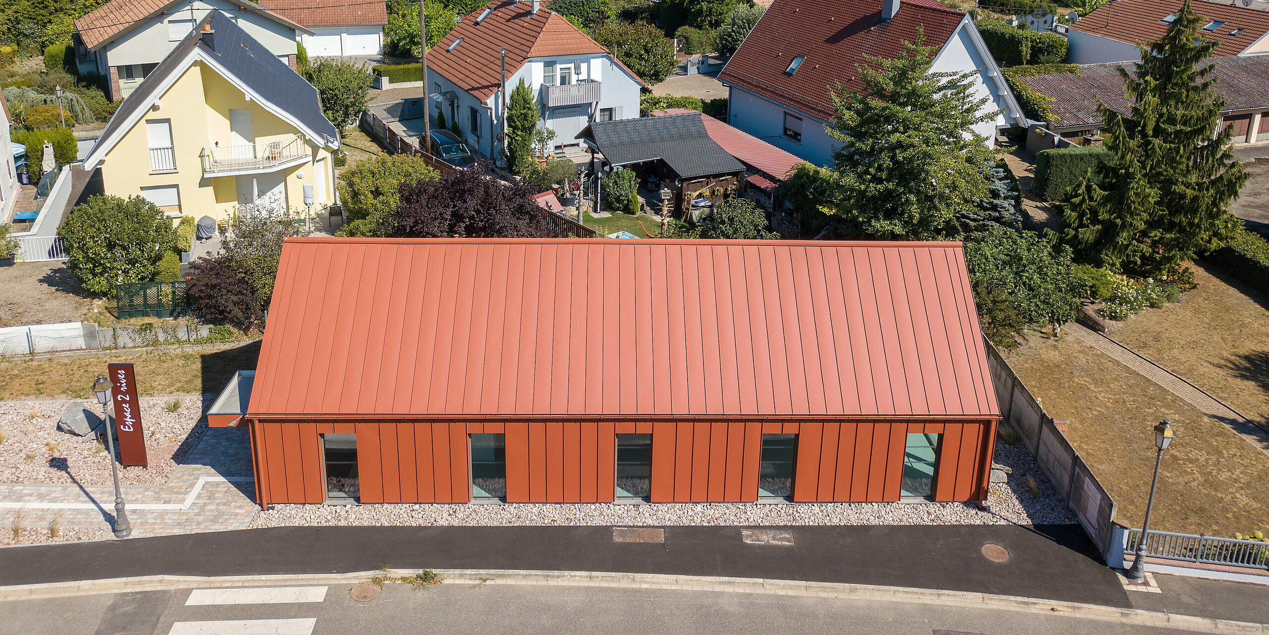 Strešný a fasádny systém PREFALZ vo farbe P.10 tehlovočervená na fare v Chalampe