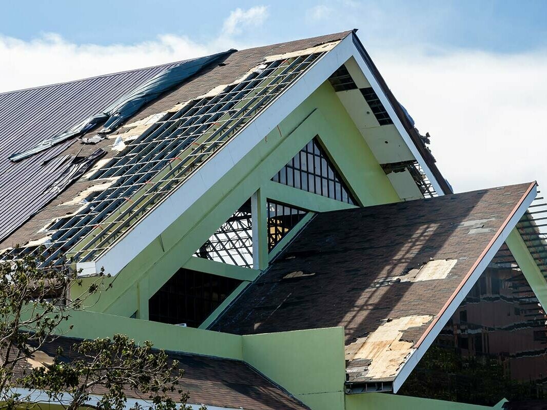 Silne poškodená, čiastočne strhnutá strecha po silných búrkach