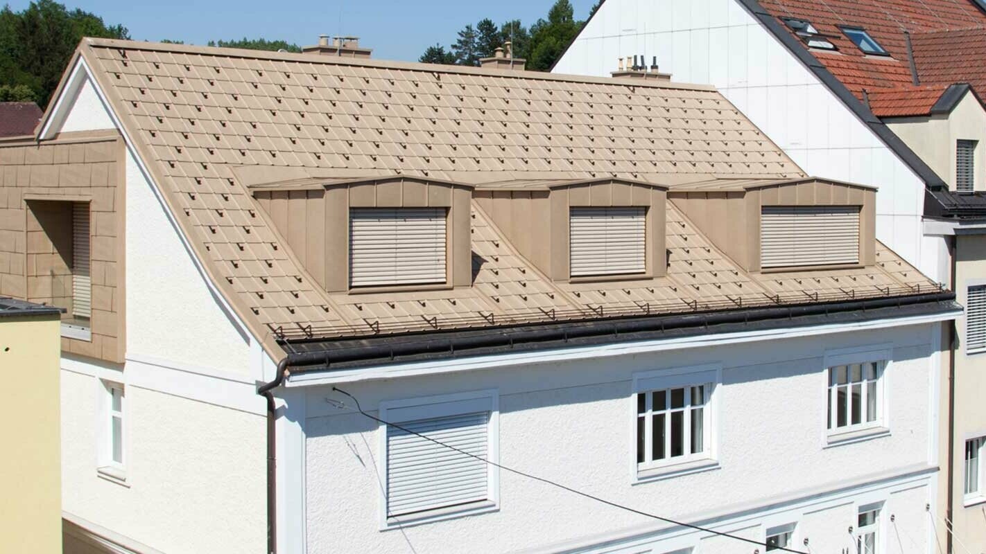 Rekonštrukcia strechy s použitím PREFA strešných panelov FX.12 vo farbe pieskovohnedej a tri vikiere