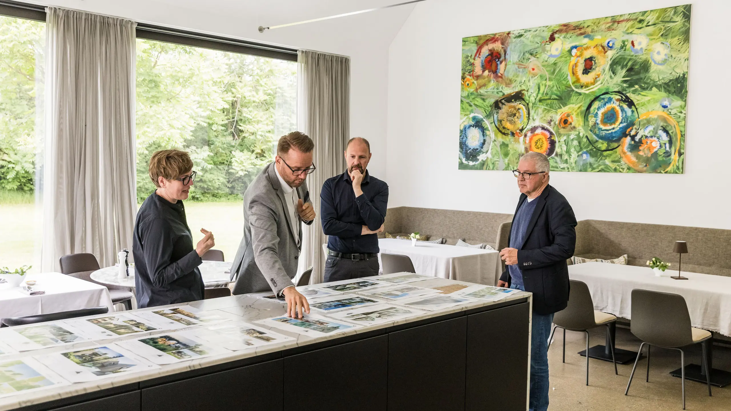 Výberový proces na dialógu expertov PREFARENZEN 2026: Odborníci na architektúru pod vedením Christiana Wirtha (obchodný manažér pre región Východ, PREFA Rakúsko) skúmajú finálne architektonické projekty na veľkej prezentačnej ploche vo Winzerresidenz v Seewinkel, Burgenland. Hodnotiť sa bude kvalita návrhu, kontextové plánovanie a inovatívne využitie materiálov PREFA. Cieľom je vybrať dvanásť najvýraznejších projektov do knihy architektúry PREFARENZEN a do kalendára na rok 2026.