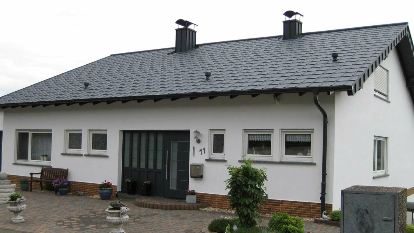 Rodinný dom s jednoduchou sedlovou strechou po jej rekonštrukcii s použitím PREFA falcovaných škridiel 