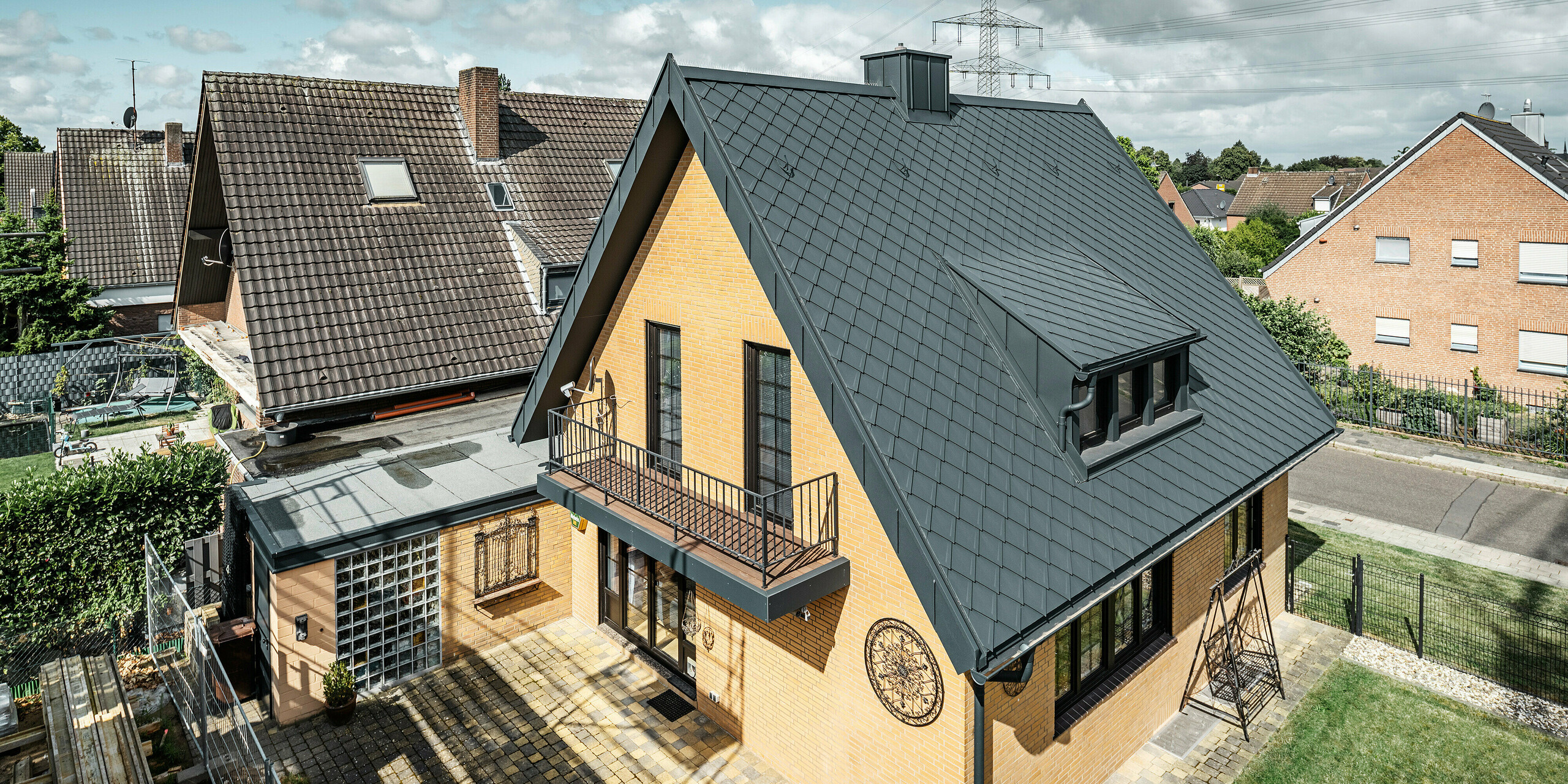 PREFA strešná šablóna 29 × 29, PREFALZ, žľab a dažďový zvod vo farbe P.10 antracitová zdobia rodinný dom v Tönisvorste.