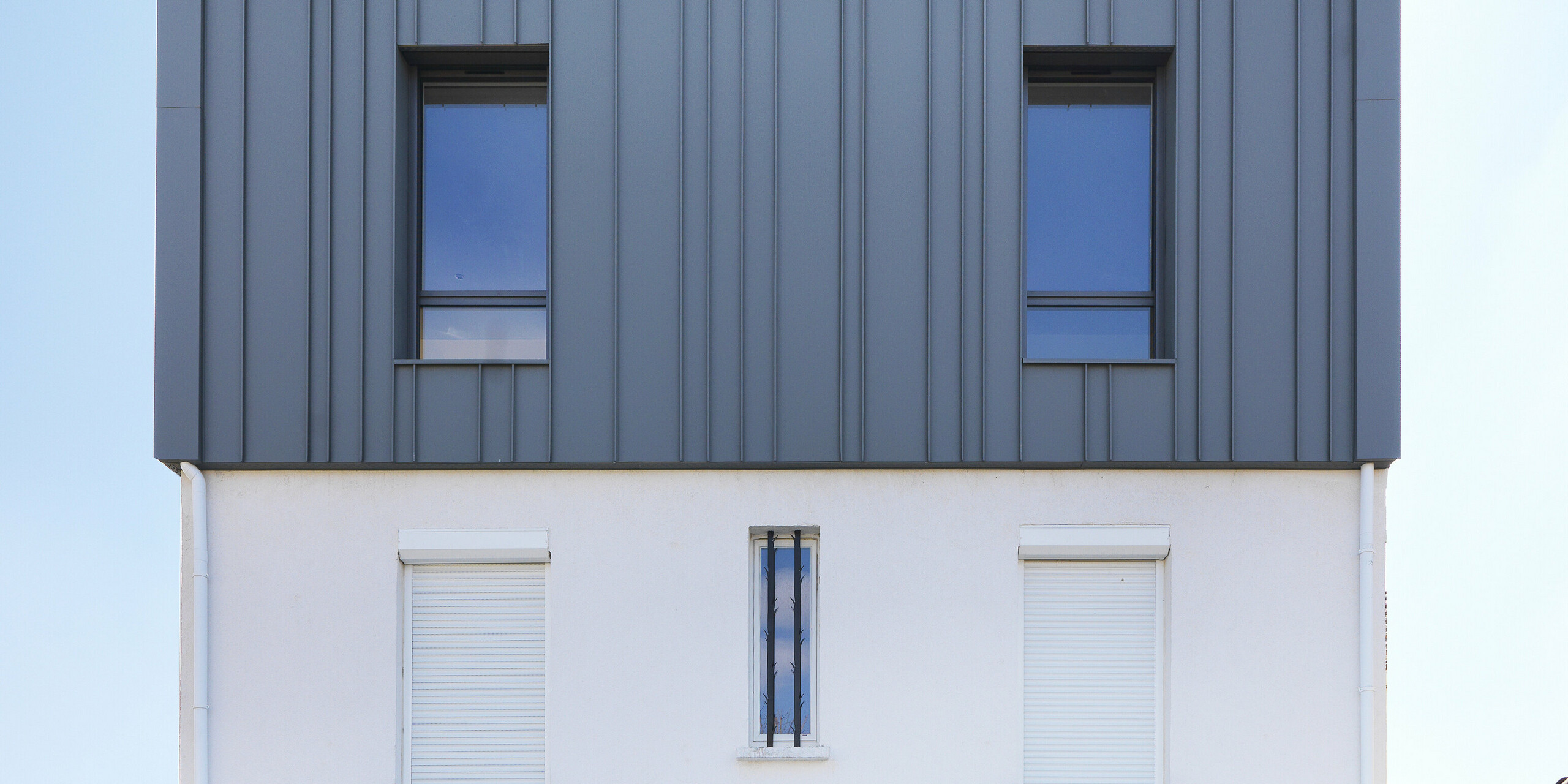 Detailný pohľad na fasádu PREFALZ vo farbe P.10 svetlošedá