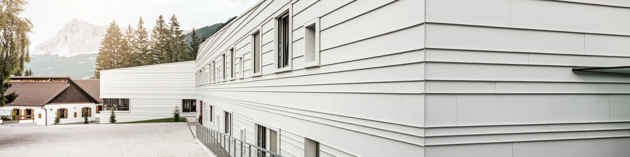 Moderná architektúra kasární „Tempesti“ s použitím PREFALZ v farbe P.10 prefa biela je výrazným prvkom. Horizontálne položené hliníkové plechy zaisťujú jasnú štruktúru. Svetlá farba odráža svetlo, čo má zlepšiť mikroklímu v alpskom prostredí.