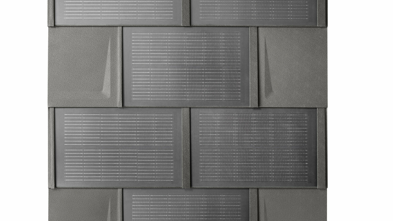 Celkový pohľad na nainštalované integrované solárne panely PREFA malé so strešnými panelmi R.16 v tmavošedej farbe