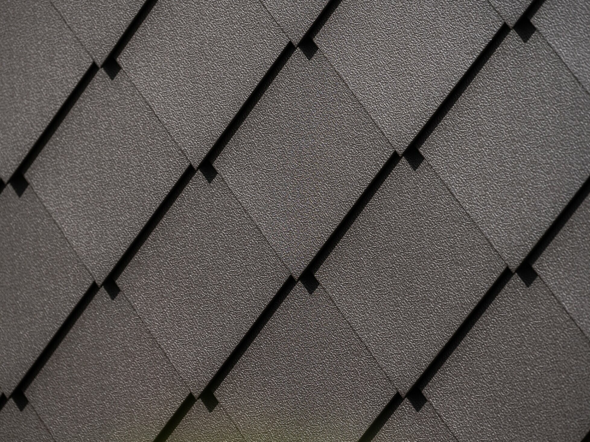 PREFA fasádna šablóna 29 × 29 vo farbe orieškovohnedá, záber zblízka s povrchom stucco
