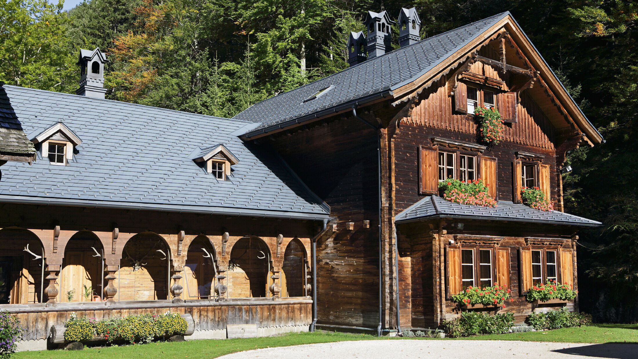 Rustikálna poľovnícka chata, Rothschildhaus, zrekonštruovaná strešným šindľom PREFA vo farbe P.10 antracitová
